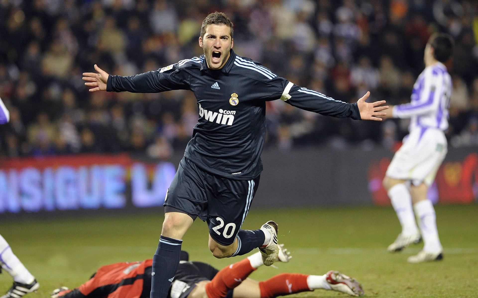 冠军之心,从绿茵场到硬木地,决战时刻的团队咏叹调